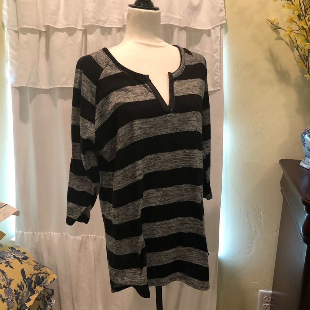 3/4 length sleeve black and gray soft shirt